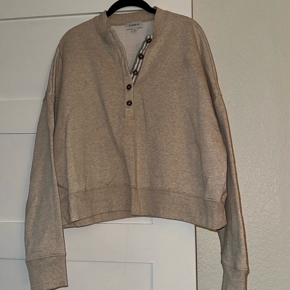 Women’s evereve cropped sweatshirt.